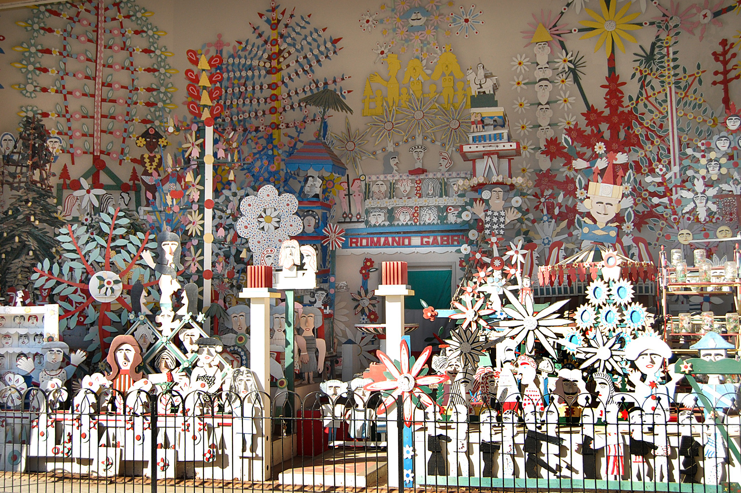 Romano Gabriel's Wooden Sculpture Garden Philadelphia's Magic Gardens